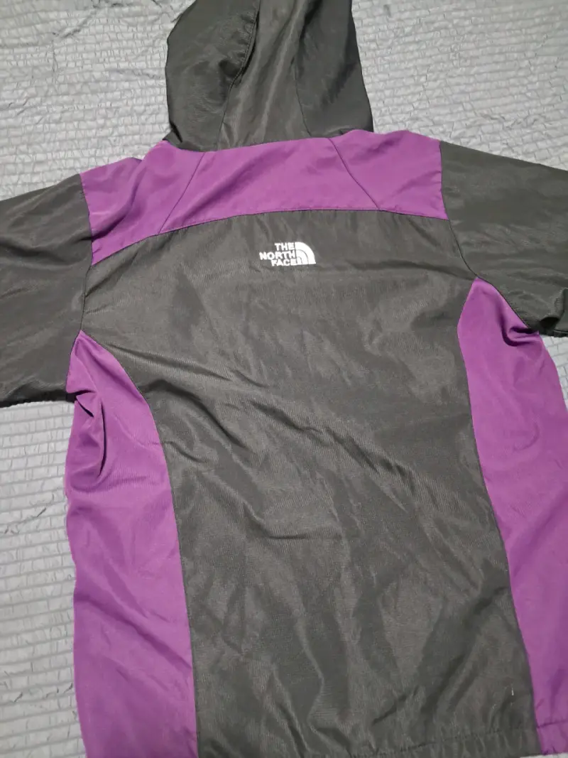 Cortavientos The North Face - Negro y Morado - 4