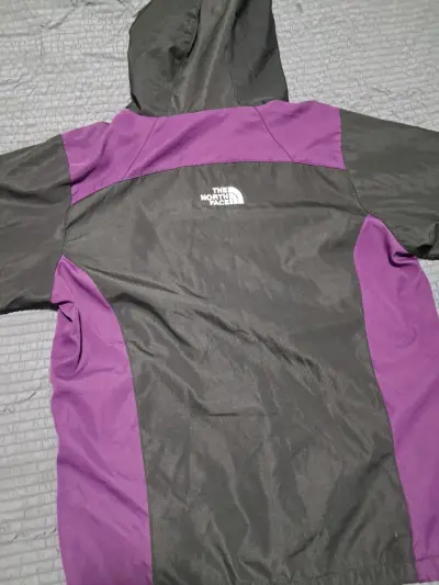 Cortavientos The North Face - Negro y Morado - miniatura 4