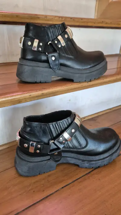 Botines negros con hebillas metálicas - miniatura 1