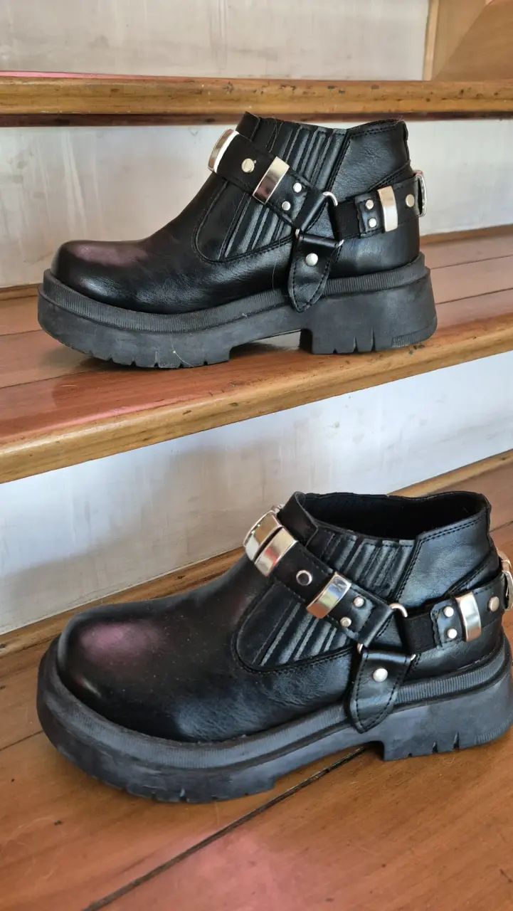 Botines negros con hebillas metálicas - 2