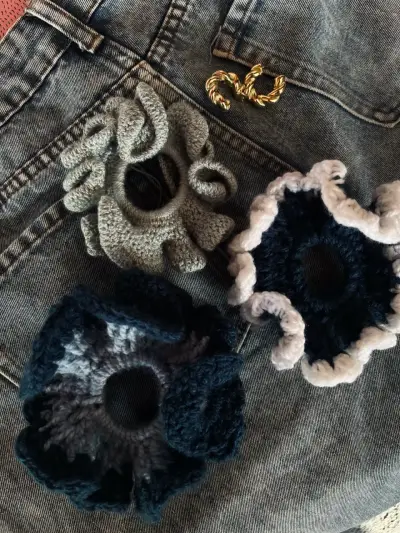 Scrunchies tejidos a mano - miniatura 1