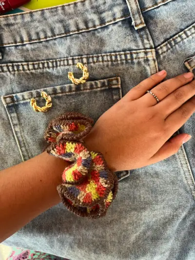 Scrunchies tejidos a mano - miniatura 2