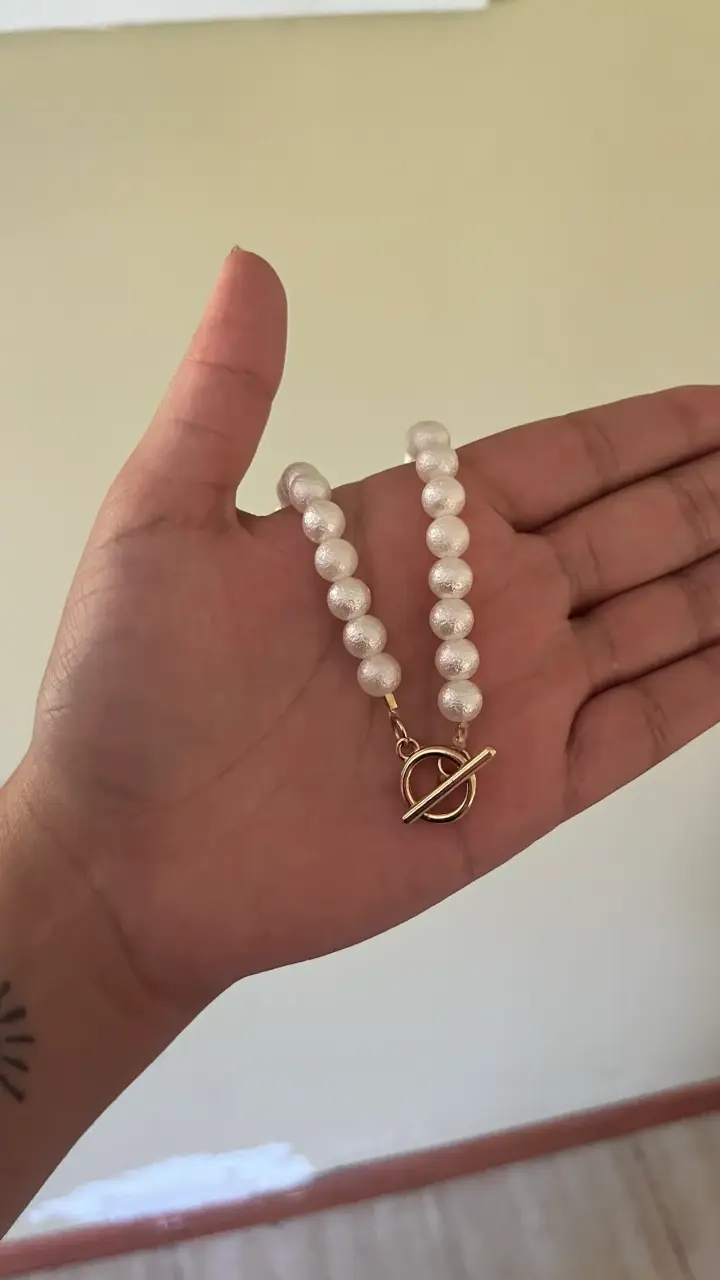 Pulsera de perlas con cierre dorado - 1
