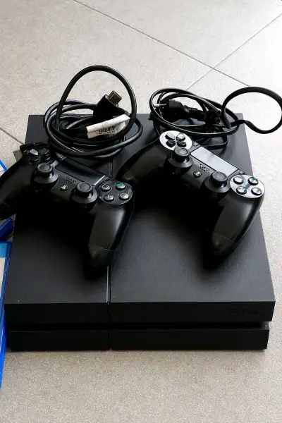 Consola PS4 con dos controles - miniatura 1