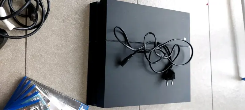 Consola PS4 con dos controles - 2