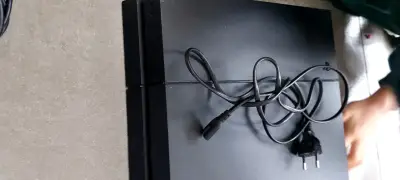 Consola PS4 con dos controles - miniatura 3