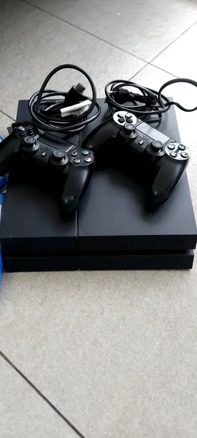Consola PS4 con dos controles - miniatura 4