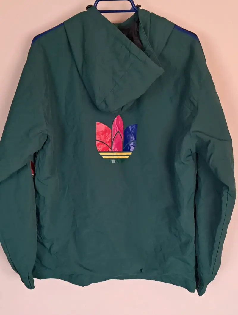 Chaqueta deportiva Adidas verde con capucha - 2
