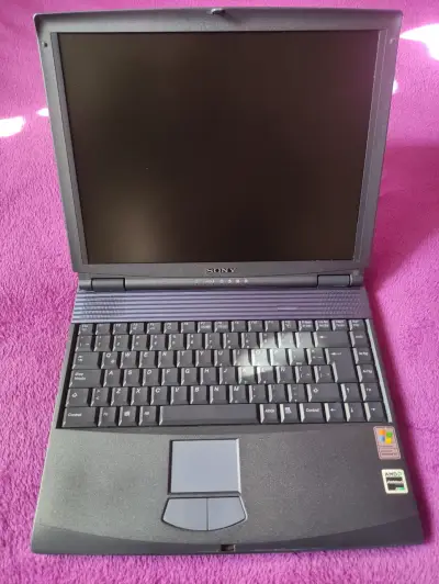Laptop Sony Vaio antiguo en buen estado - miniatura 1