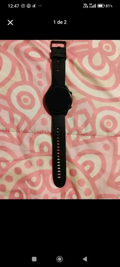 Reloj inteligente negro con correa ajustable - miniatura 1