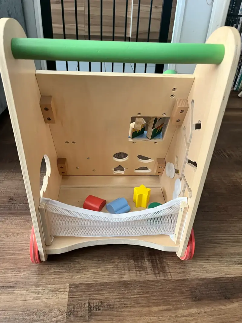 Andador de madera para niños con actividades - 3