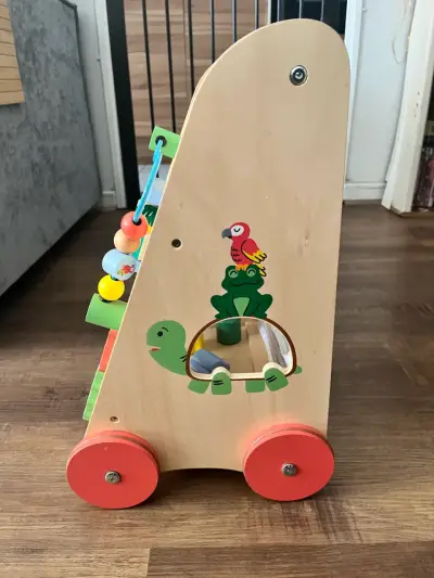 Andador de madera para niños con actividades - miniatura 4