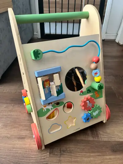 Andador de madera para niños con actividades - miniatura 5