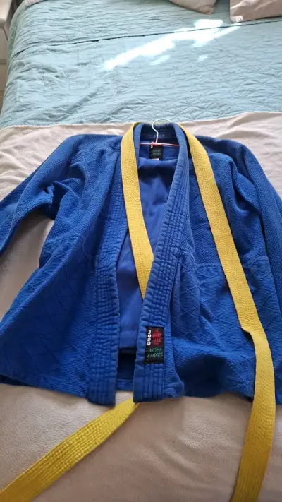 Kimono o judogi azul con cinturón amarillo - miniatura 1