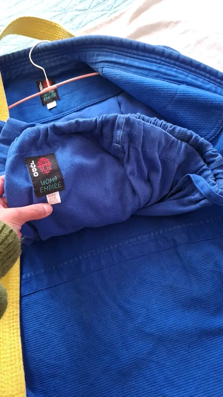 Kimono o judogi azul con cinturón amarillo - 3
