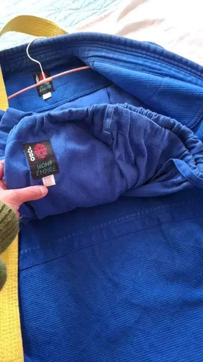 Kimono o judogi azul con cinturón amarillo - miniatura 3