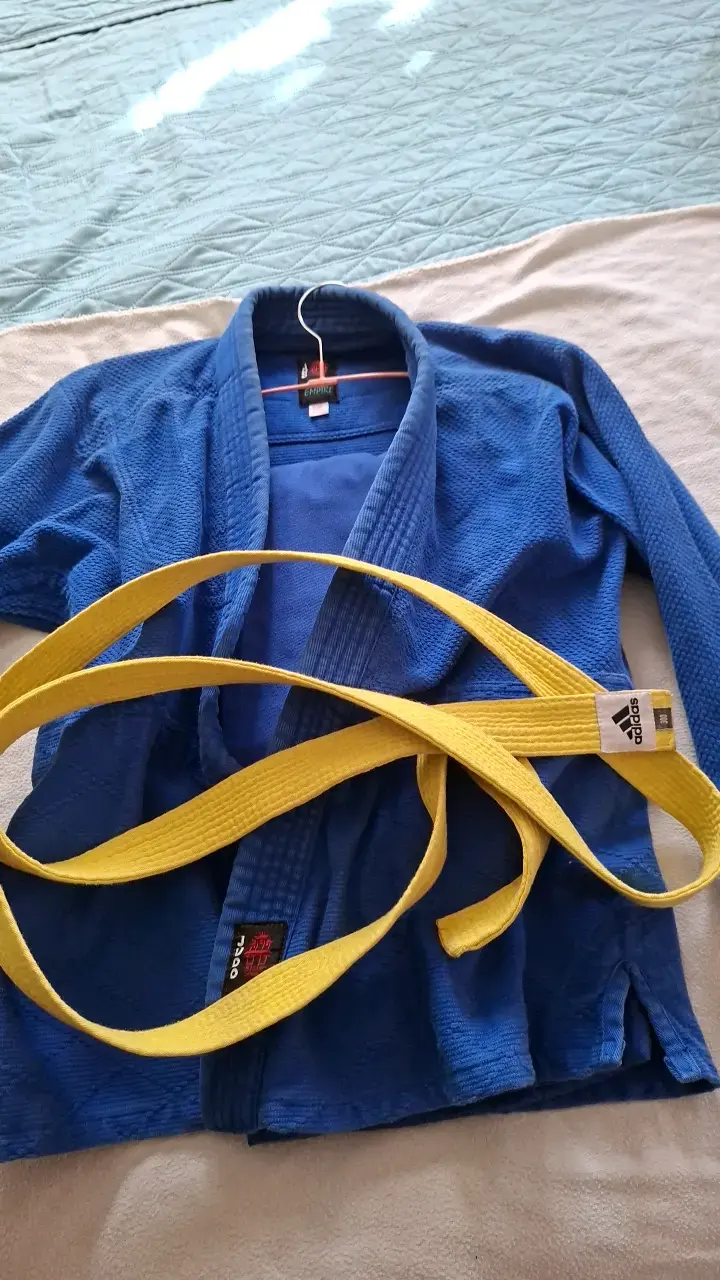 Kimono o judogi azul con cinturón amarillo - 4