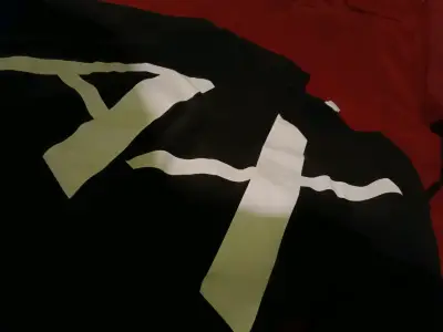 Polera negra con diseño gráfico - miniatura 1
