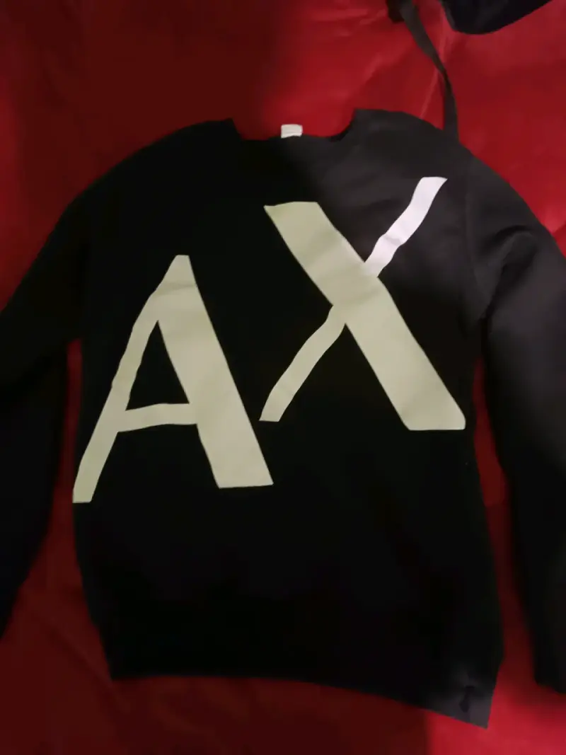 Polera negra con diseño gráfico - 2