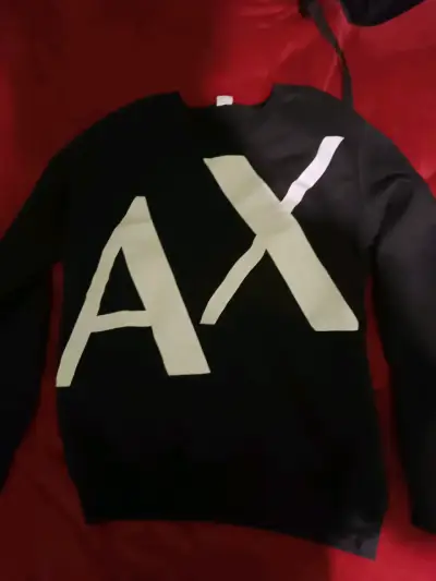 Polera negra con diseño gráfico - miniatura 2