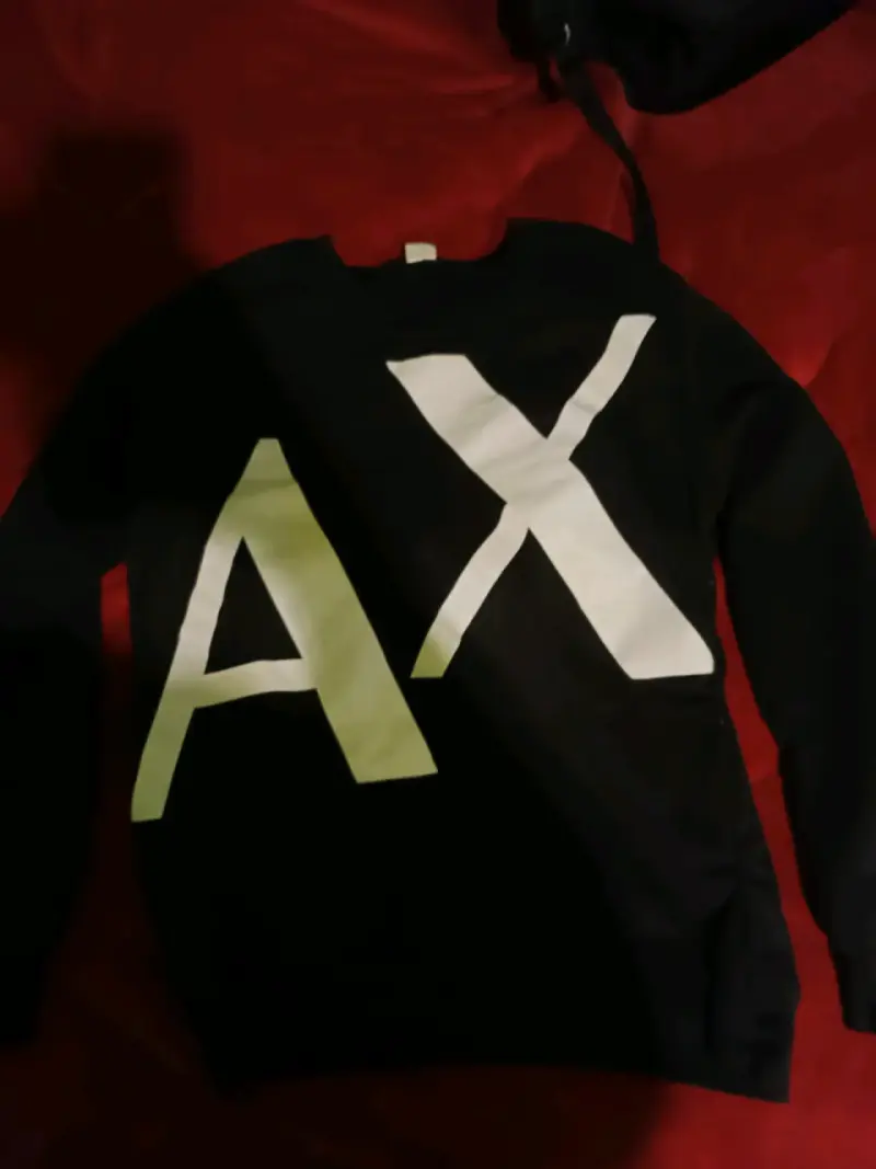 Polera negra con diseño gráfico - 3