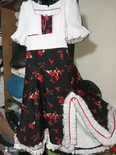 Vestido folclórico chileno con flores - miniatura 1