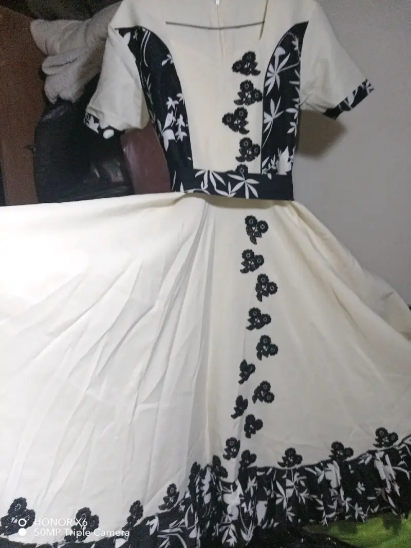 Vestido folclórico chileno con flores - 2