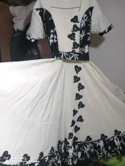 Vestido folclórico chileno con flores - miniatura 2