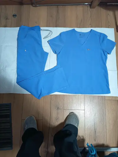 Conjunto de uniforme médico azul FIGS - miniatura 2