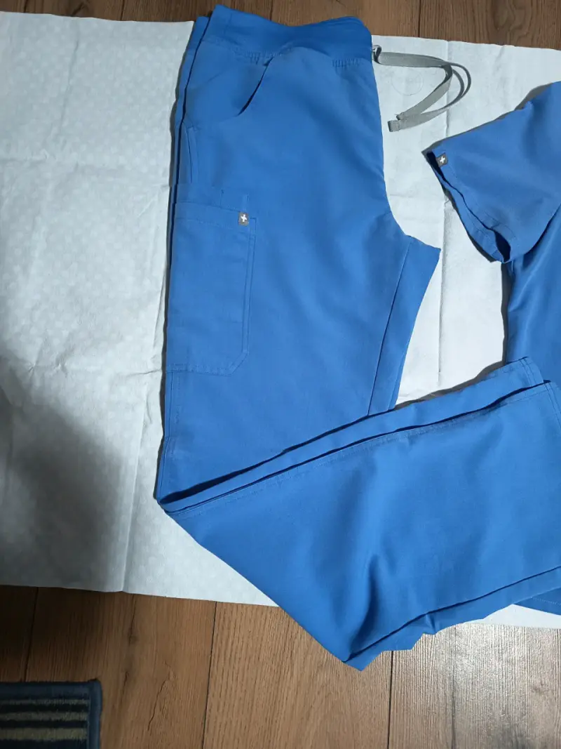 Conjunto de uniforme médico azul FIGS - 4