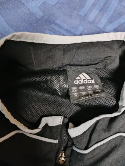 Cortaviento deportivo Adidas negra con logo - miniatura 2