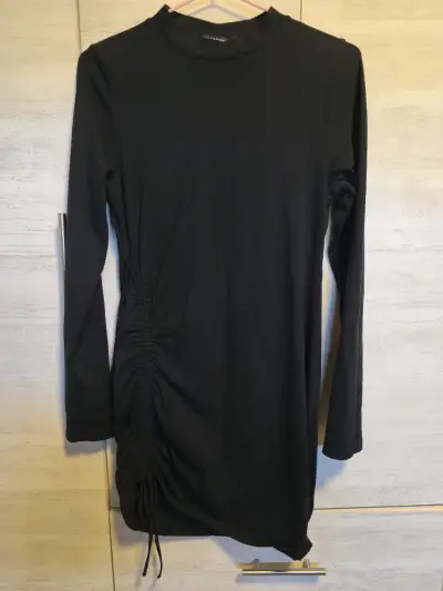 Vestido negro ajustado con fruncido lateral - miniatura 1
