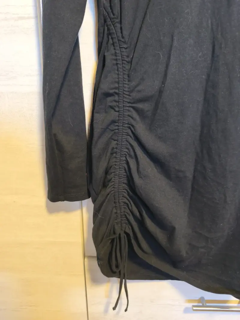 Vestido negro ajustado con fruncido lateral - 2