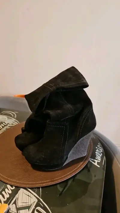 Botas largas de cuña negros de gamuza - miniatura 1