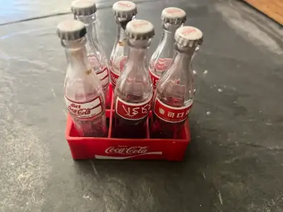 Set de mini botellas Coca-Cola vintage - miniatura 1