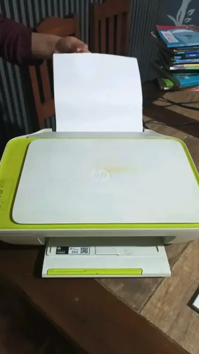 Impresora multifuncional HP DeskJet color blanco - miniatura 1