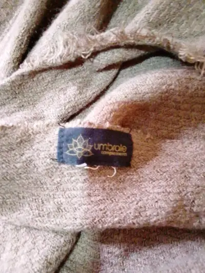 Poncho de lana con borde de piel sintética - miniatura 2