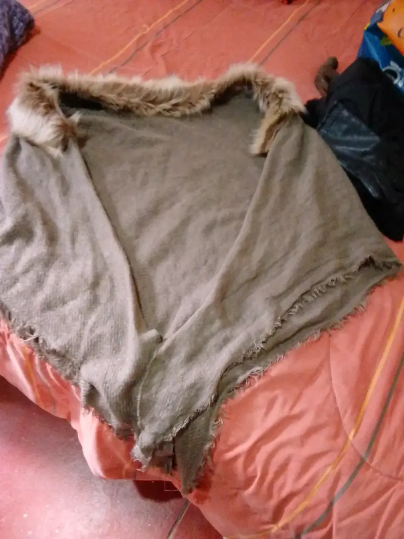 Poncho de lana con borde de piel sintética - 3