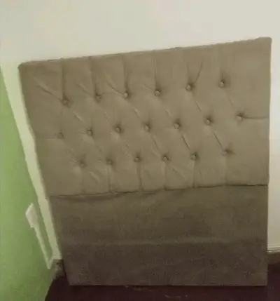 Cabecera de cama acolchada beige - miniatura 1