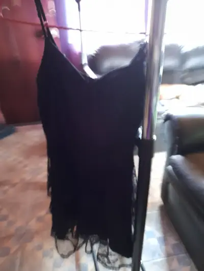 Vestido negro de tirantes elegante - miniatura 1