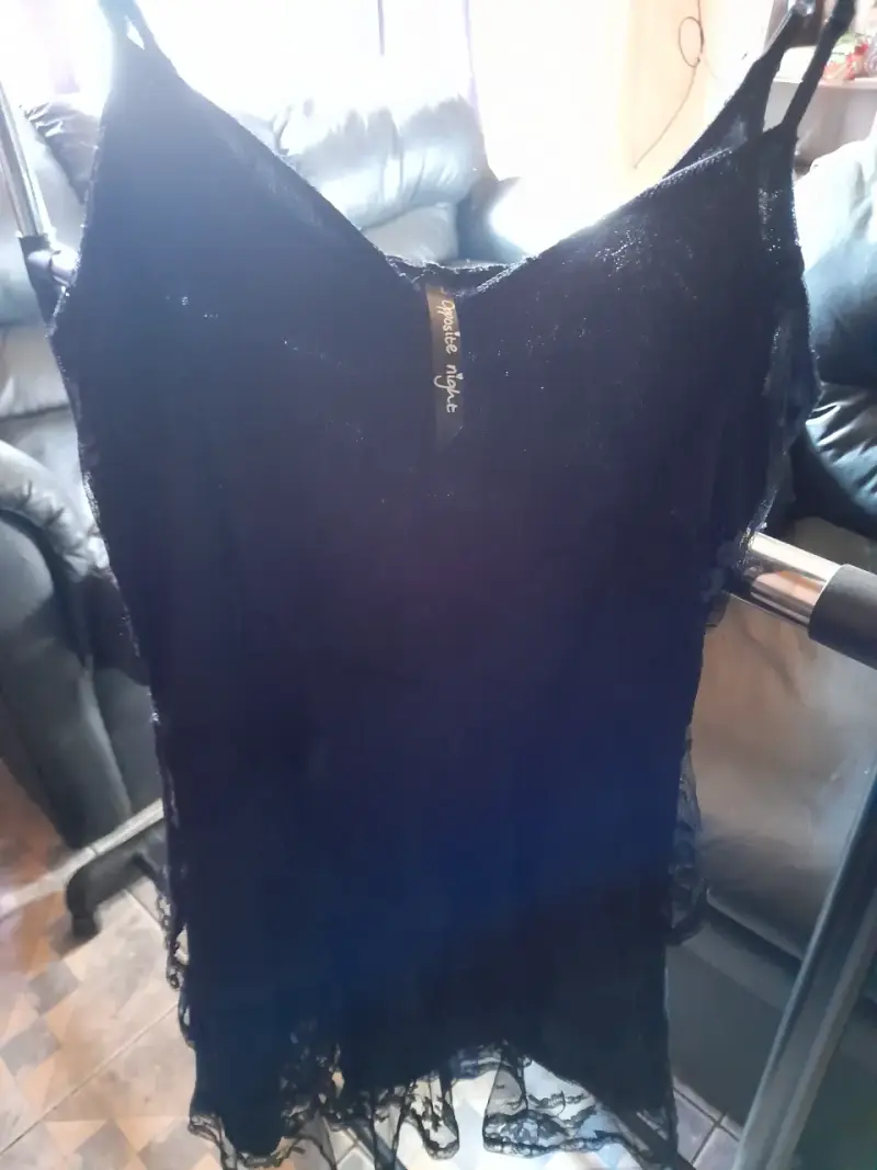 Vestido negro de tirantes elegante - 2