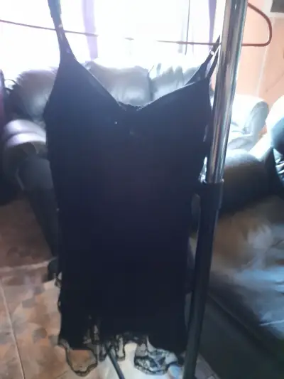 Vestido negro de tirantes elegante - miniatura 3