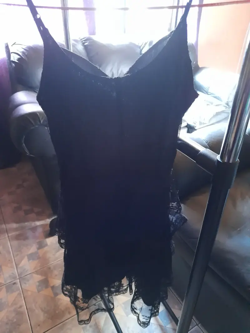 Vestido negro de tirantes elegante - 4