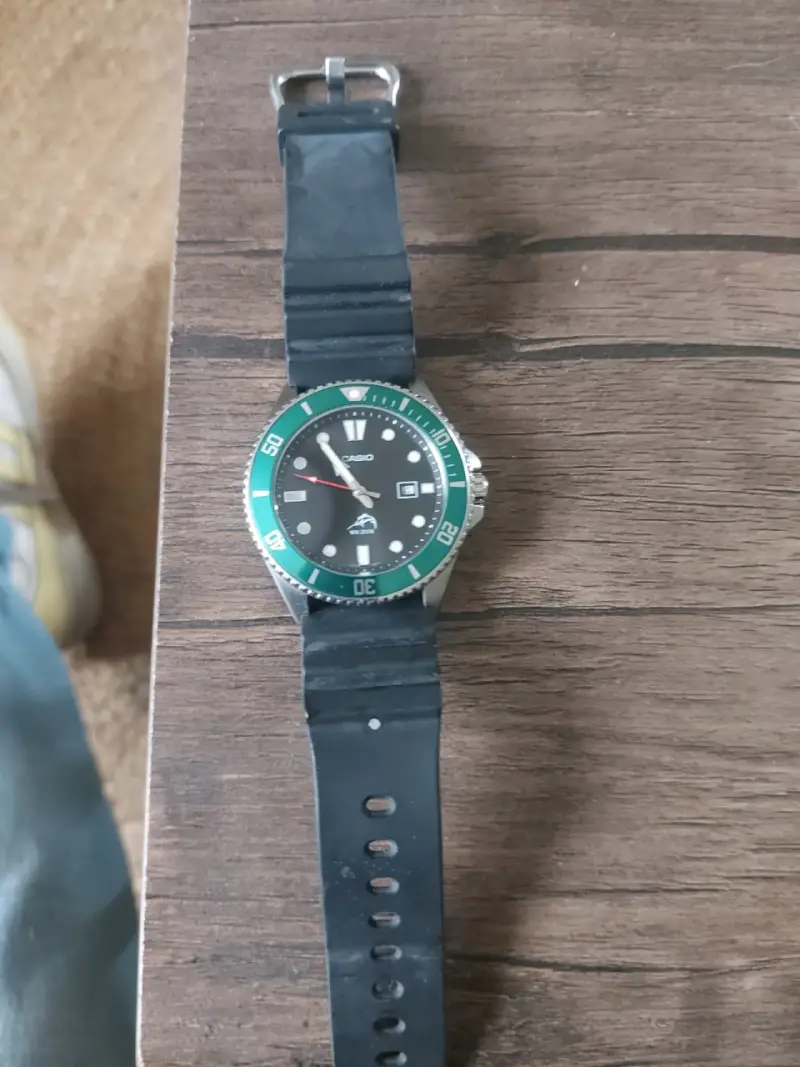 Reloj Casio sumergible negro y verde - 2