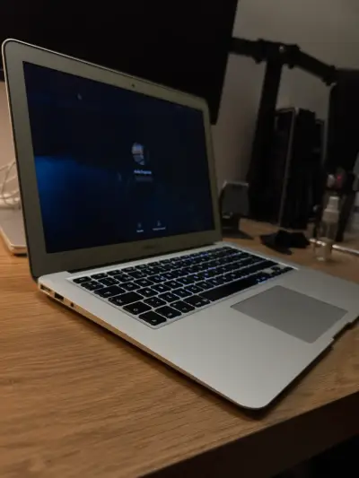 MacBook Air usado en buen estado - miniatura 1