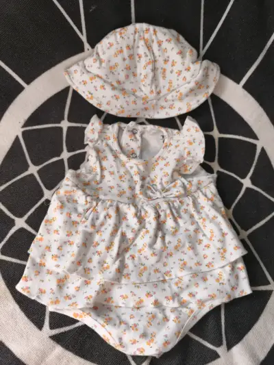 Conjunto de bebé con sombrero floral - miniatura 1
