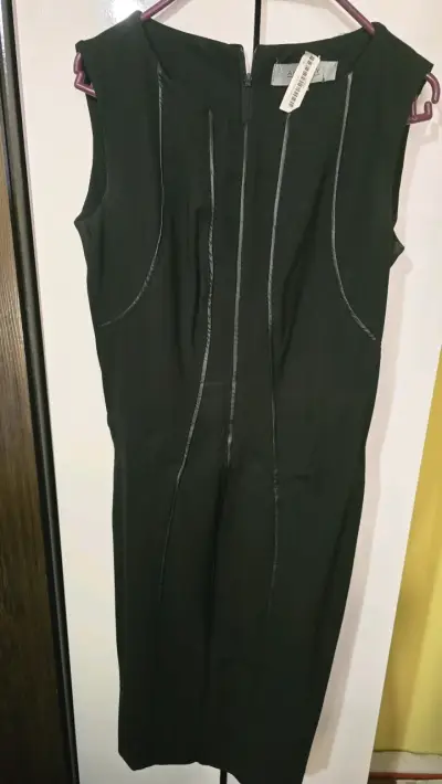 Vestido negro elegante con detalles de cuero - miniatura 1
