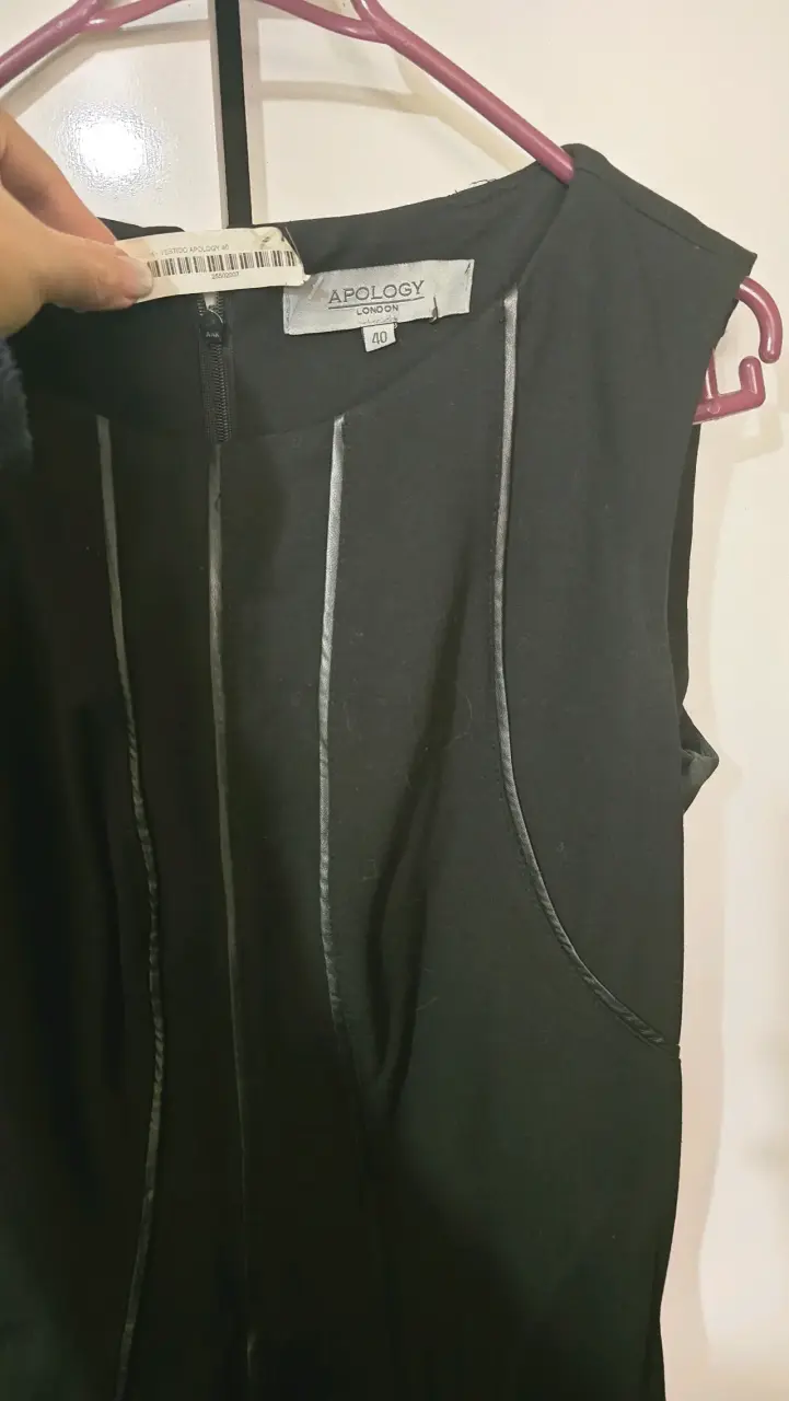 Vestido negro elegante con detalles de cuero - 2