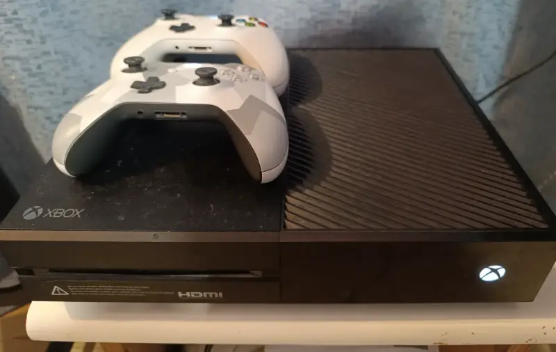 Consola Xbox One con 2 controles - 3