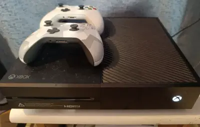Consola Xbox One con 2 controles - miniatura 3